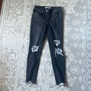 Levi’s distressed black jeans! Stretchy perfect fit Size 25